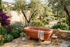 Terracotta gardentub in een bloeiende tuin