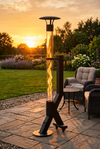 Green Flame Rocket Heater zwart BPH-R100-T1 met hoge vuurkolom op terras