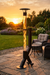 Green Flame Rocket Heater zwart BPH-R100-T1 met hoge vuurkolom op terras