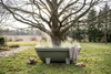 Lime groene Gardentub, onder een boom